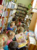 przedszkolaki w bibliotece/motylki